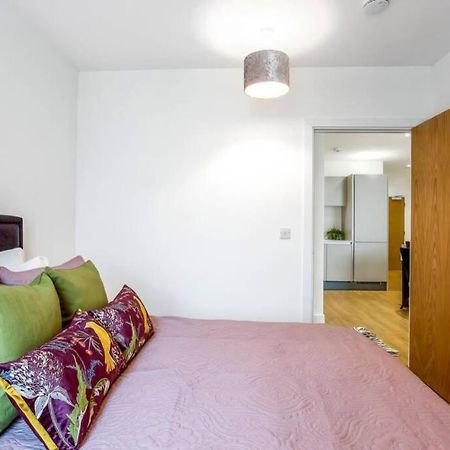 Апартаменти Stunning 2 Bed/2 Bath In Town Centre & Parking! Бракнелл Екстер'єр фото