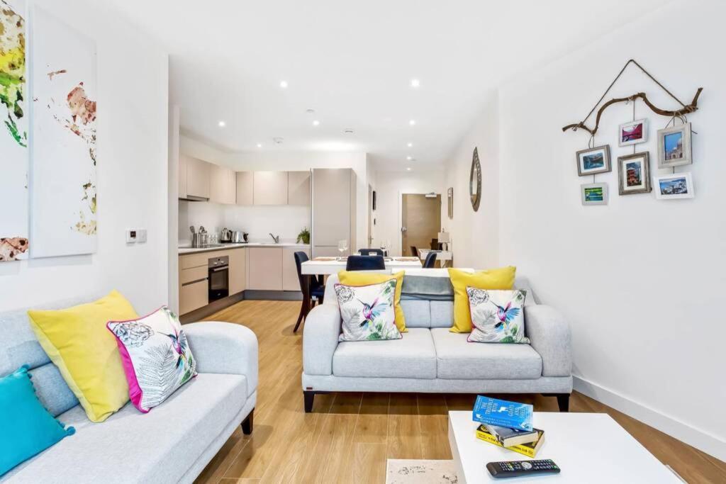 Апартаменти Stunning 2 Bed/2 Bath In Town Centre & Parking! Бракнелл Екстер'єр фото