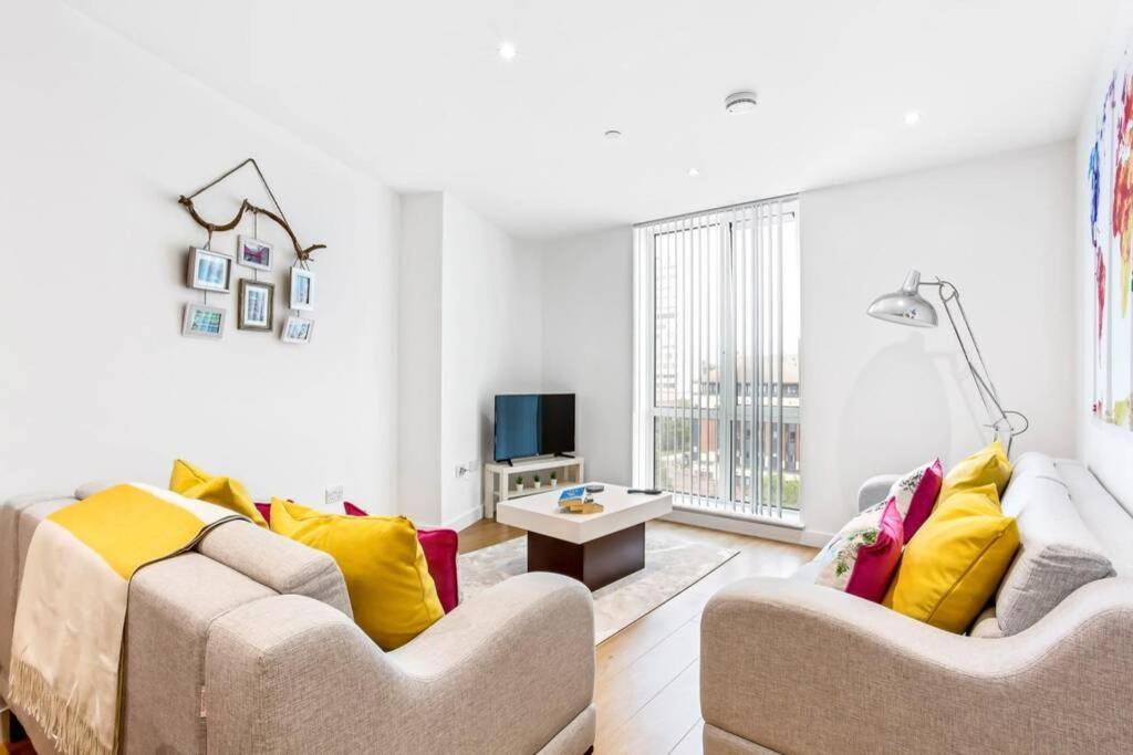 Апартаменти Stunning 2 Bed/2 Bath In Town Centre & Parking! Бракнелл Екстер'єр фото