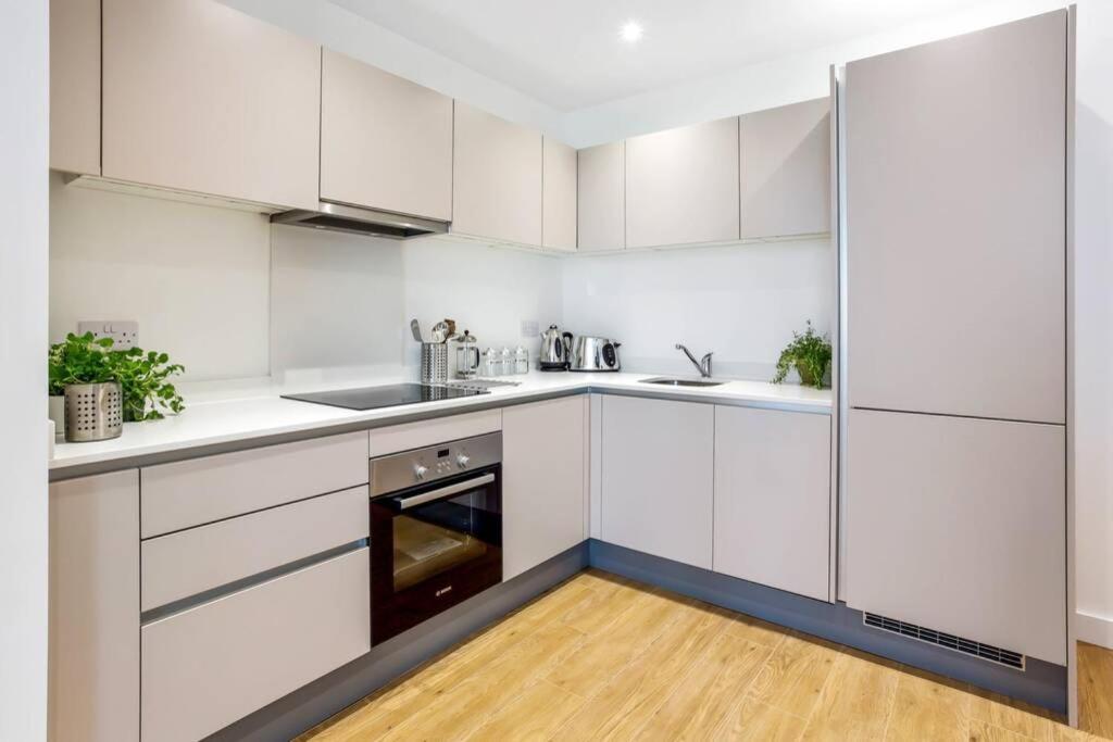 Апартаменти Stunning 2 Bed/2 Bath In Town Centre & Parking! Бракнелл Екстер'єр фото