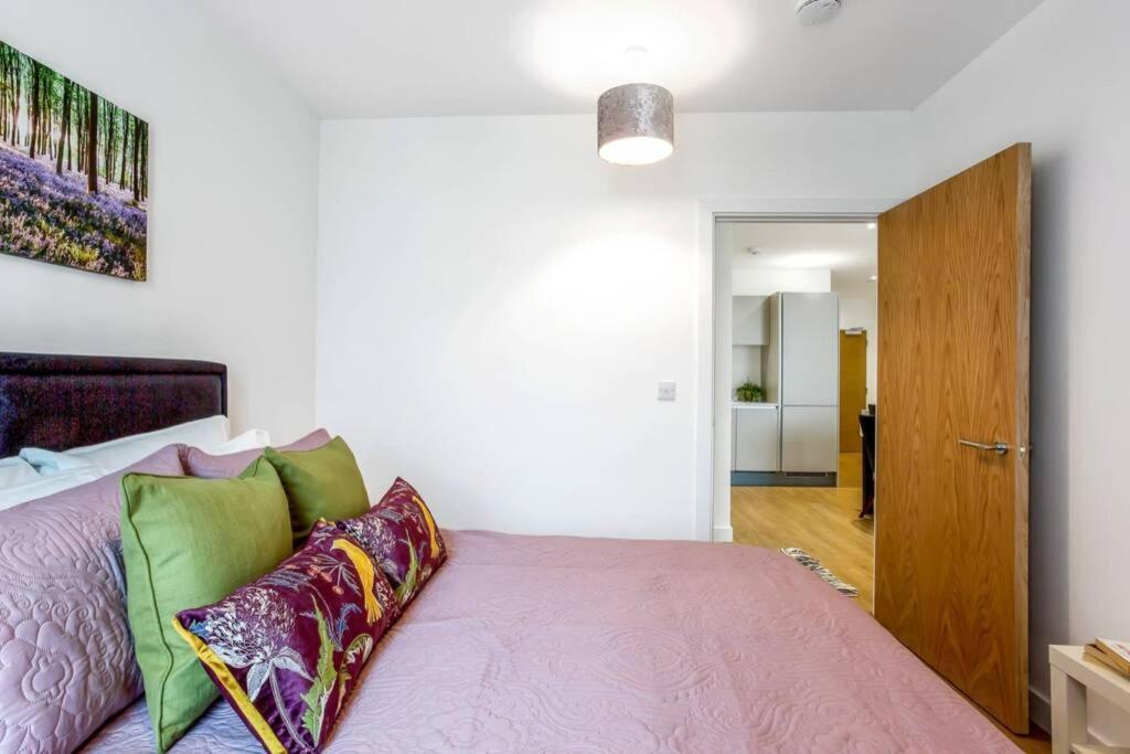 Апартаменти Stunning 2 Bed/2 Bath In Town Centre & Parking! Бракнелл Екстер'єр фото