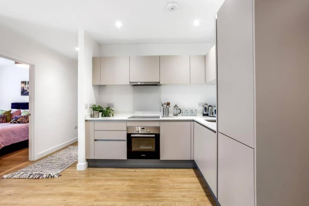 Апартаменти Stunning 2 Bed/2 Bath In Town Centre & Parking! Бракнелл Екстер'єр фото