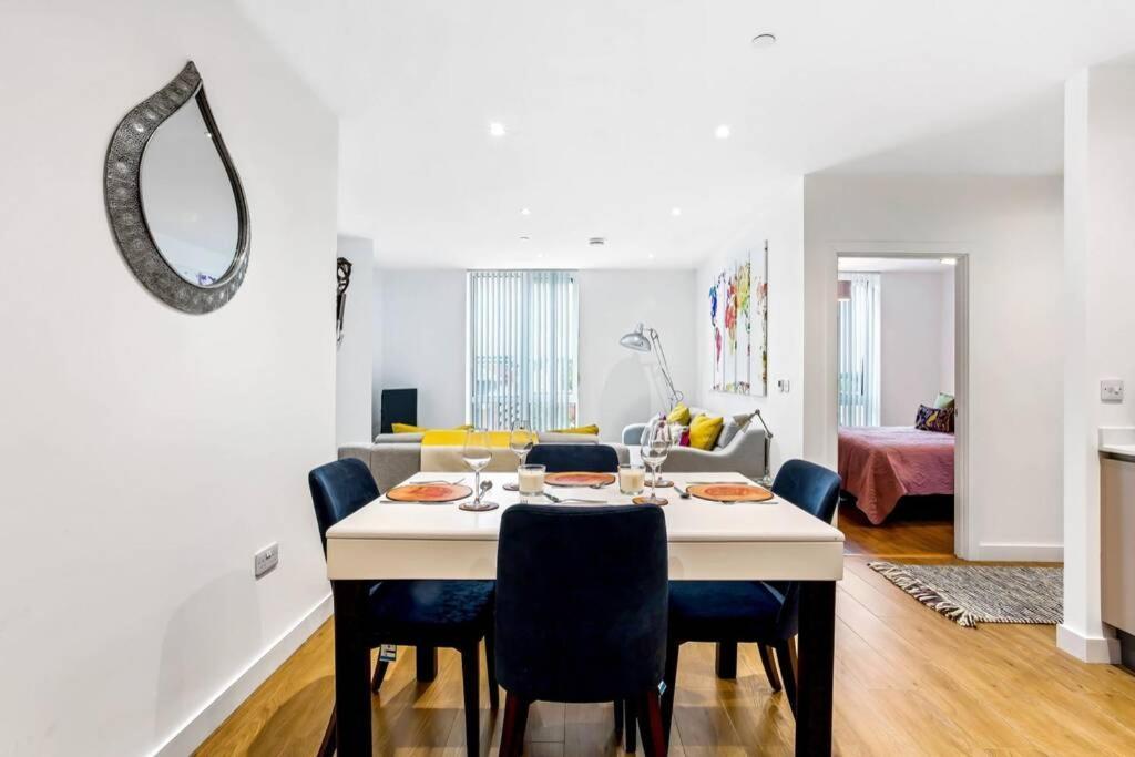 Апартаменти Stunning 2 Bed/2 Bath In Town Centre & Parking! Бракнелл Екстер'єр фото