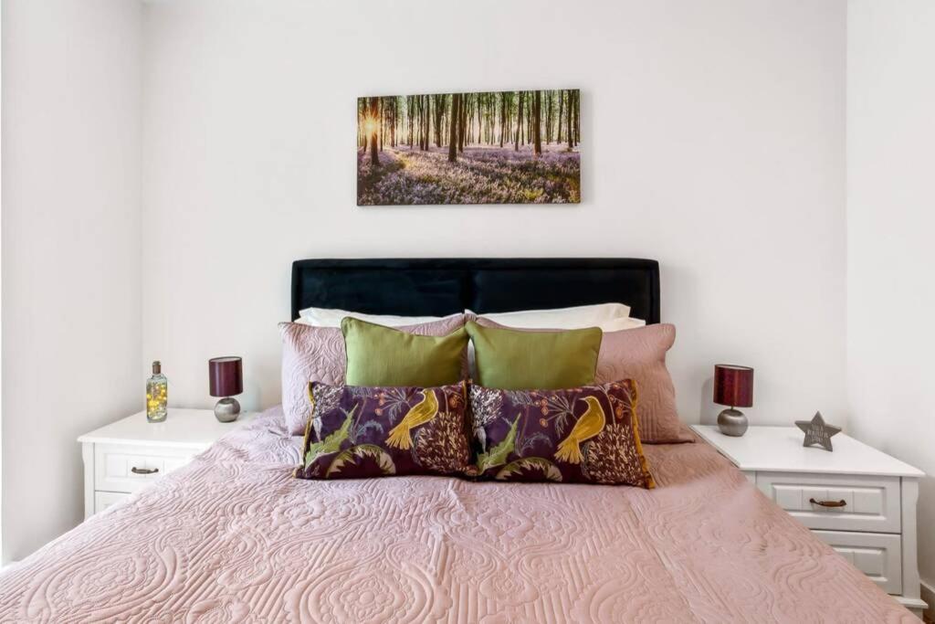 Апартаменти Stunning 2 Bed/2 Bath In Town Centre & Parking! Бракнелл Екстер'єр фото