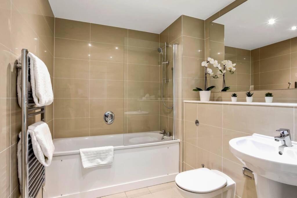 Апартаменти Stunning 2 Bed/2 Bath In Town Centre & Parking! Бракнелл Екстер'єр фото