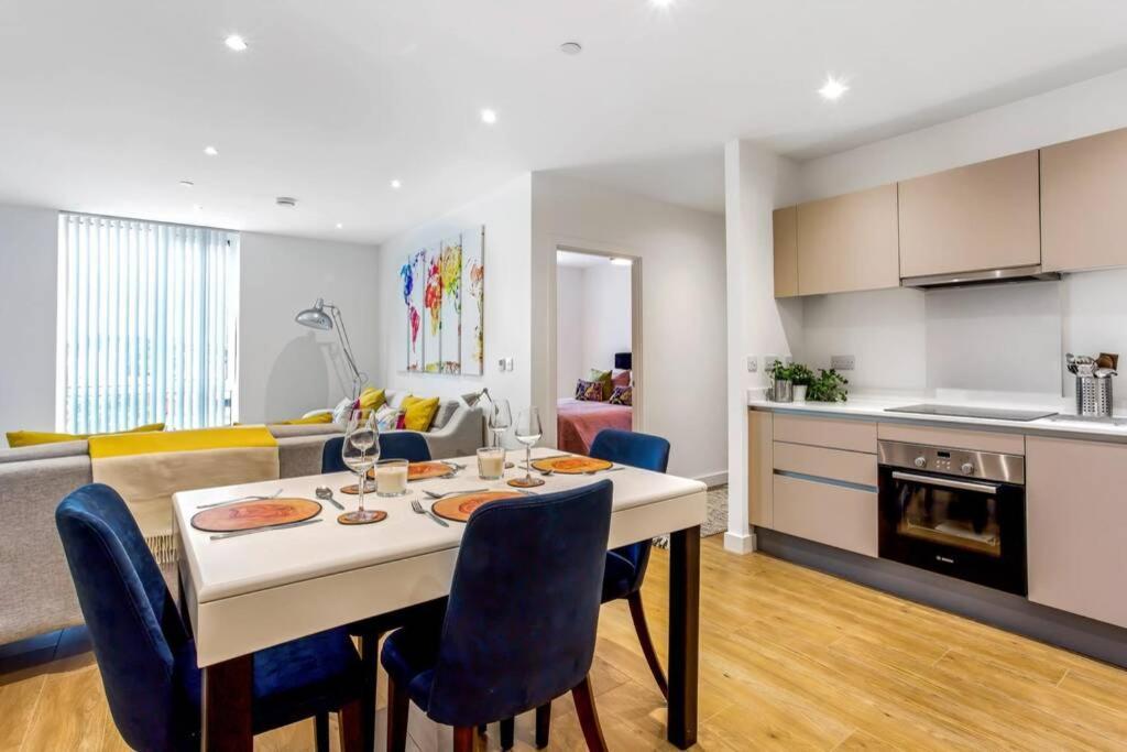 Апартаменти Stunning 2 Bed/2 Bath In Town Centre & Parking! Бракнелл Екстер'єр фото