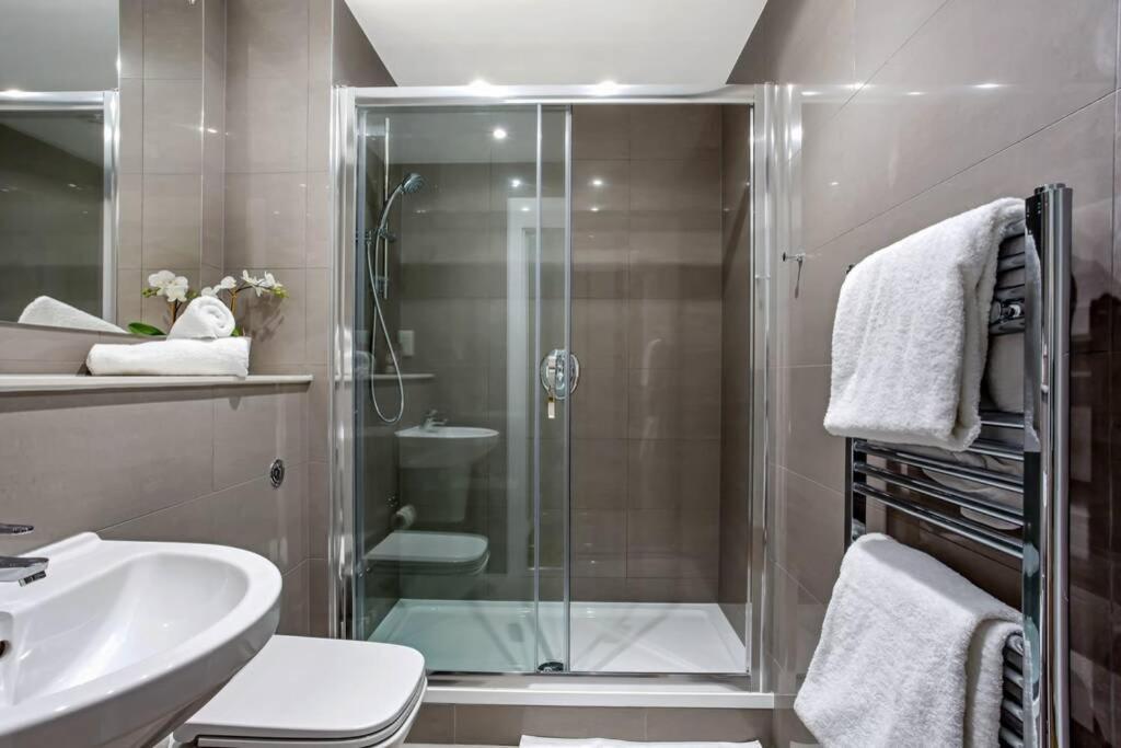 Апартаменти Stunning 2 Bed/2 Bath In Town Centre & Parking! Бракнелл Екстер'єр фото