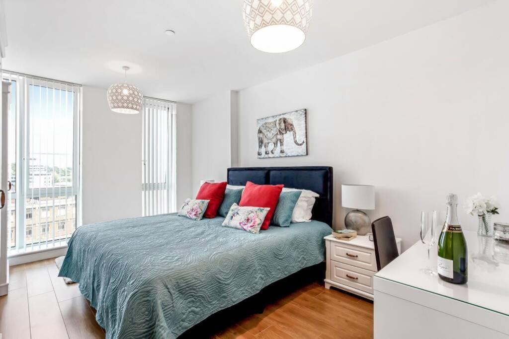 Апартаменти Stunning 2 Bed/2 Bath In Town Centre & Parking! Бракнелл Екстер'єр фото