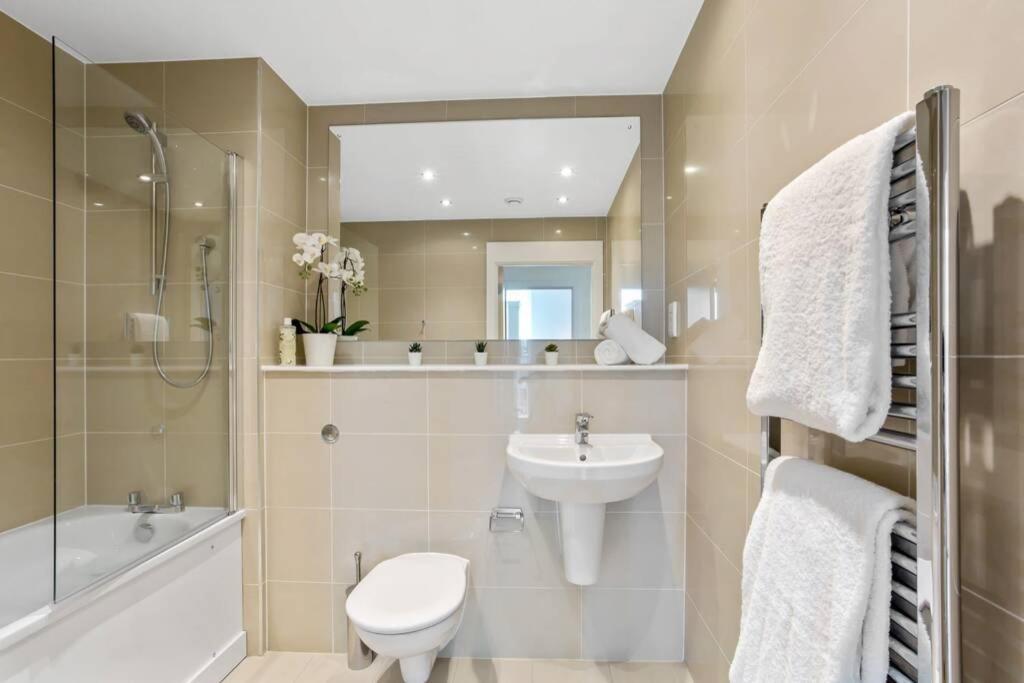 Апартаменти Stunning 2 Bed/2 Bath In Town Centre & Parking! Бракнелл Екстер'єр фото